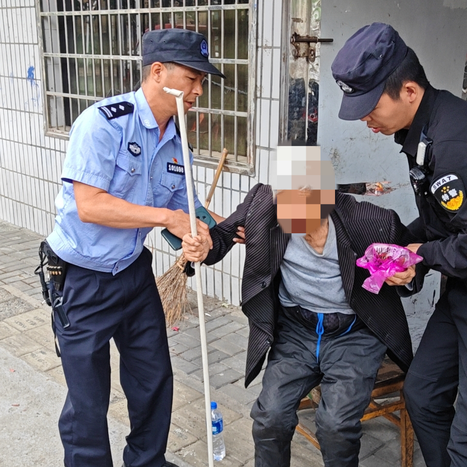 95岁高龄老人迷路，民警暖心助其回家！