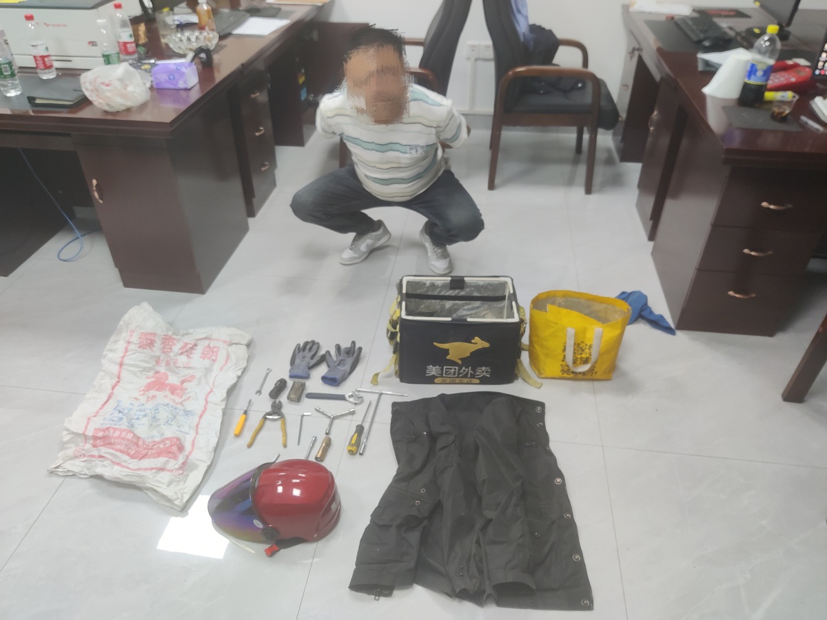 “盗”此为止！一男子化身“外卖小哥”，只为溜进小区偷电瓶！