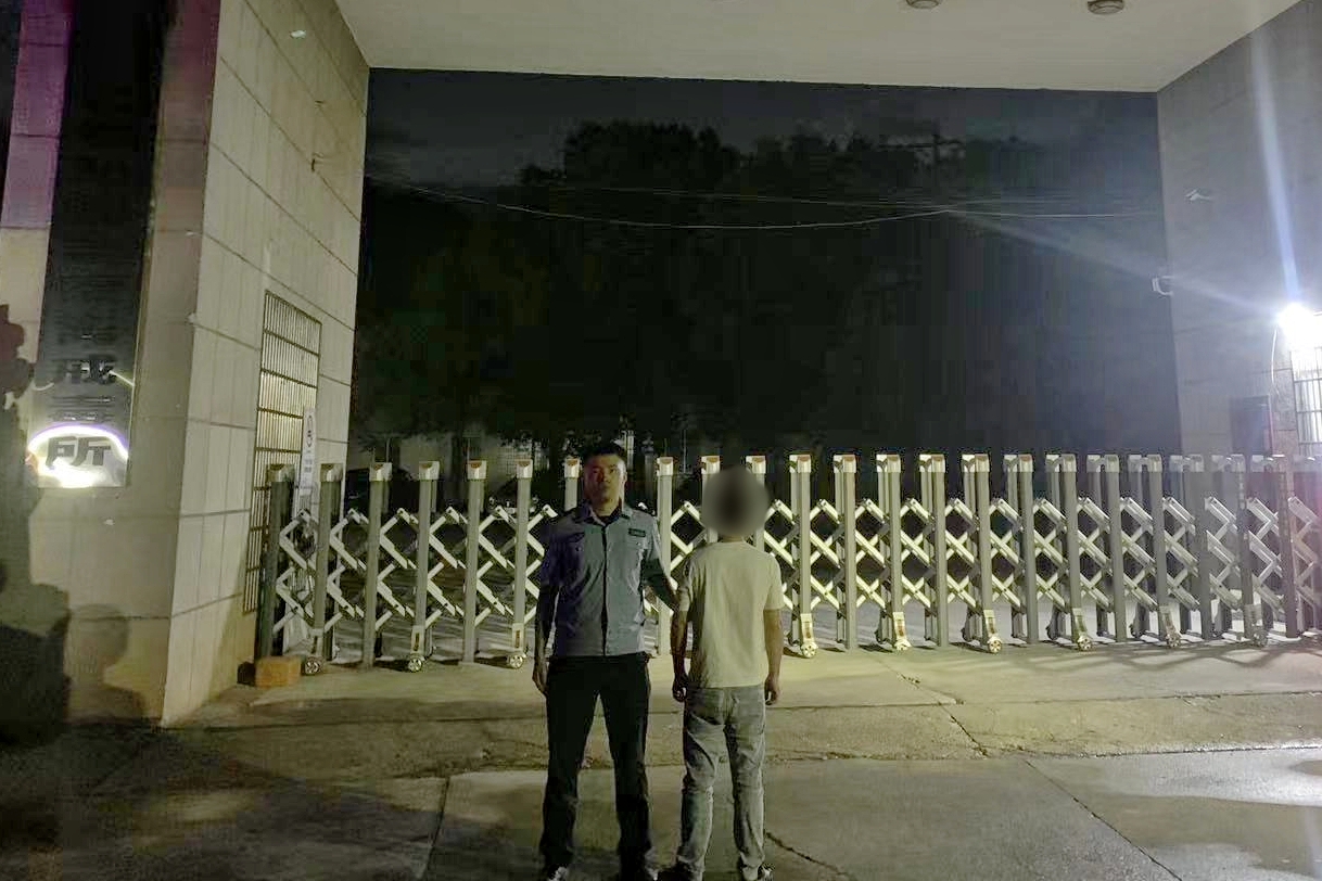 深夜张贴“涉黄小卡片”为诈骗引流，一男子被拘留