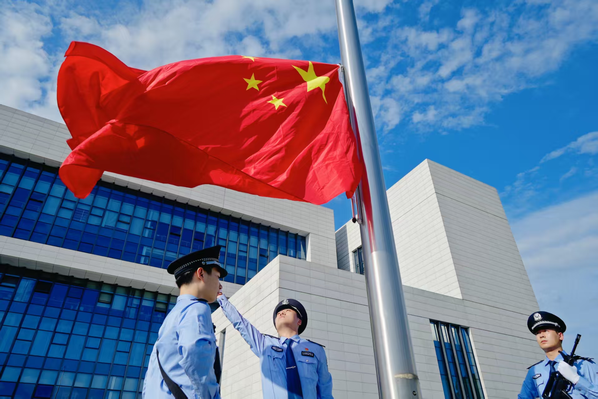 警心向党 擎旗奋进——鼎城区公安局举行庆祝建党104周年“七一”升国旗仪式
