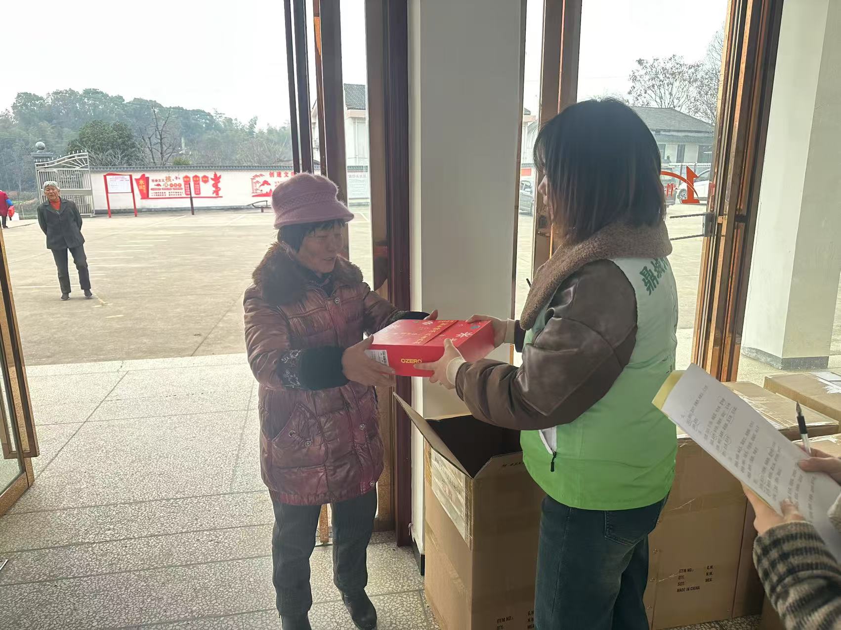 谢家铺镇：献爱心、共善举 助力高龄老人过冬
