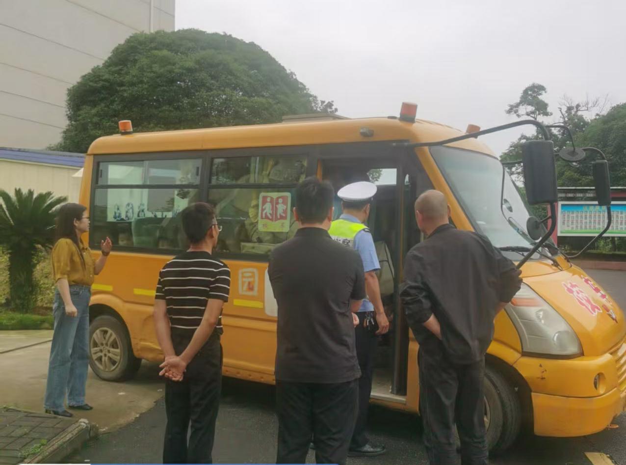 谢家铺镇：把好校车“方向盘” 撑起学生“安全伞”