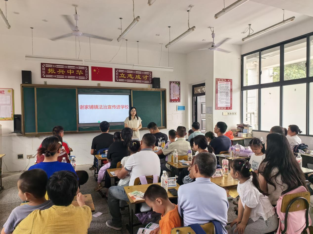 谢家铺镇：法治宣传进校园 安全检查护成长