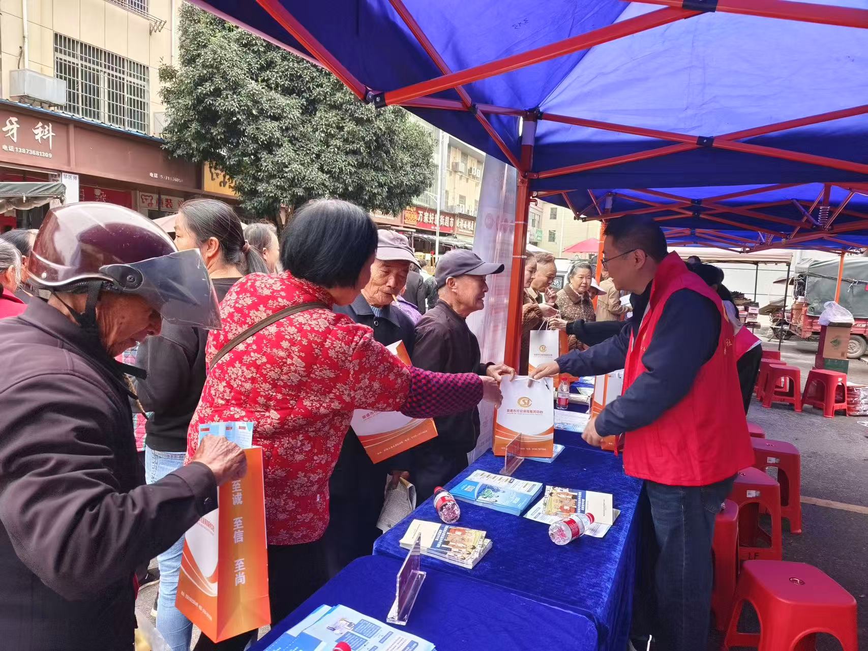 谢家铺镇：养老保险宣传进集市 惠民政策送到家