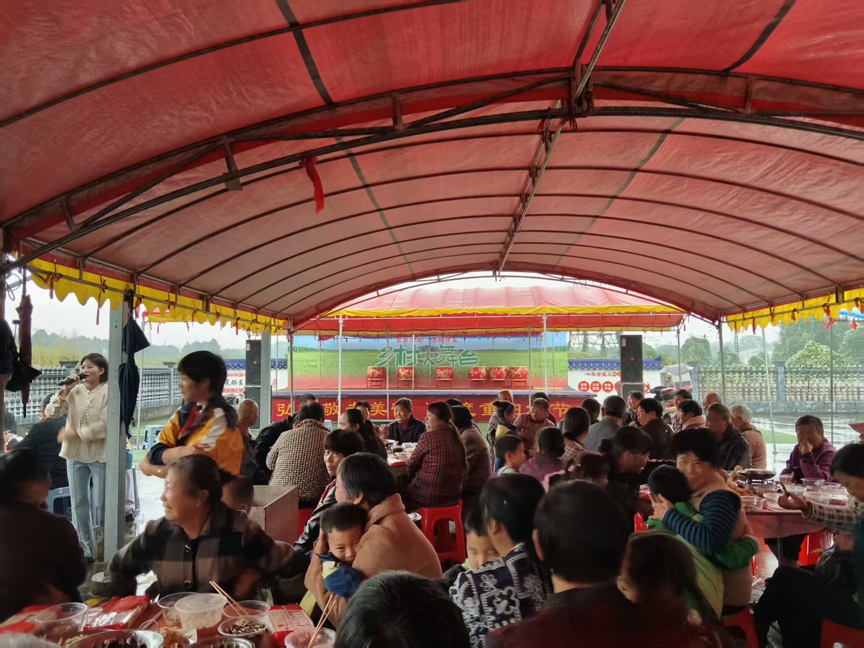 谢家铺镇：秋雨难挡敬老情 重阳暖意满乡村