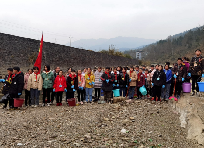 靛房学校清理河道垃圾 共建美丽家园