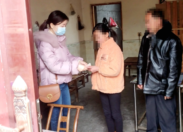 县司法局向特困服刑人员家属送温暖