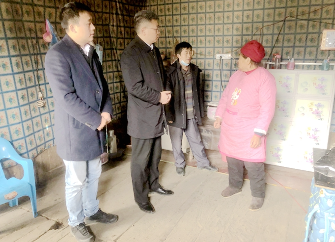 陈忠耀深入红岩溪镇走访慰问贫困户