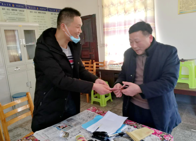 红岩溪镇走访慰问扶贫一线工作人员