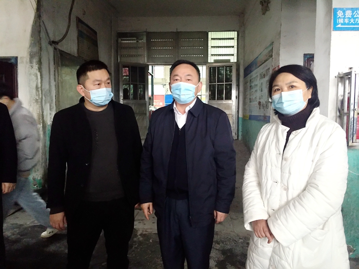 卢学勤一行在龙山县检查指导春运工作