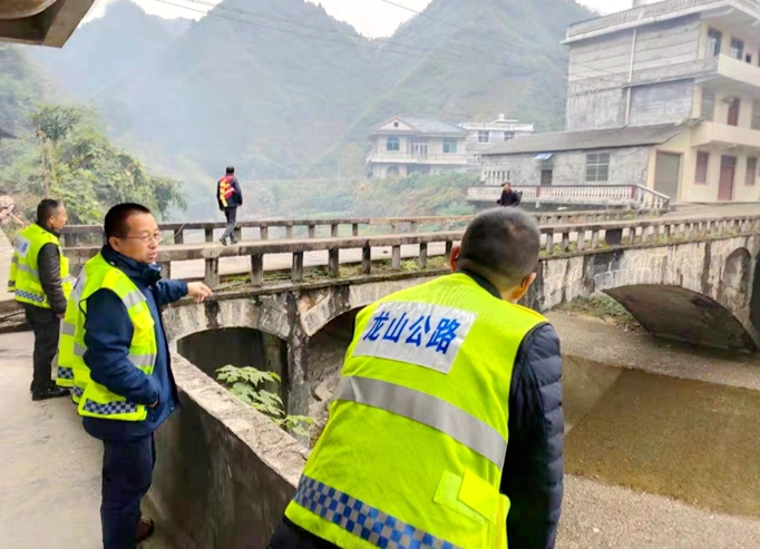公路建设养护中心排查桥梁隐患 守护春节安全