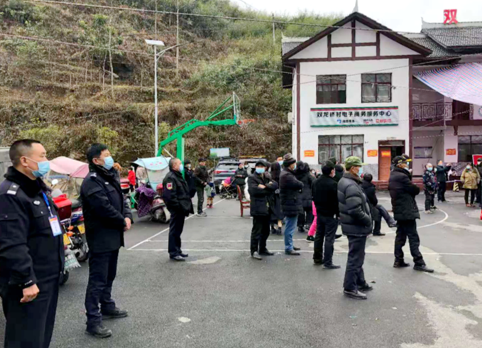 龙山公安全力护航村居“两委”换届选举工作