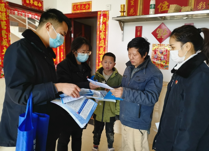 县检察院深入扶贫联系村开展法治宣传
