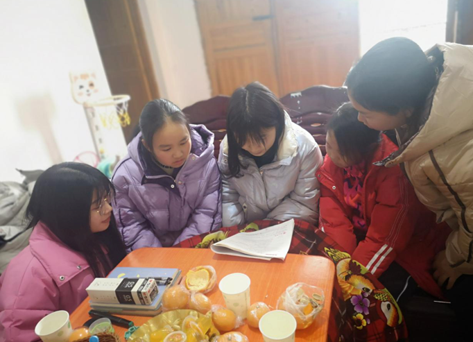 里耶民中：情暖童心 送爱到家