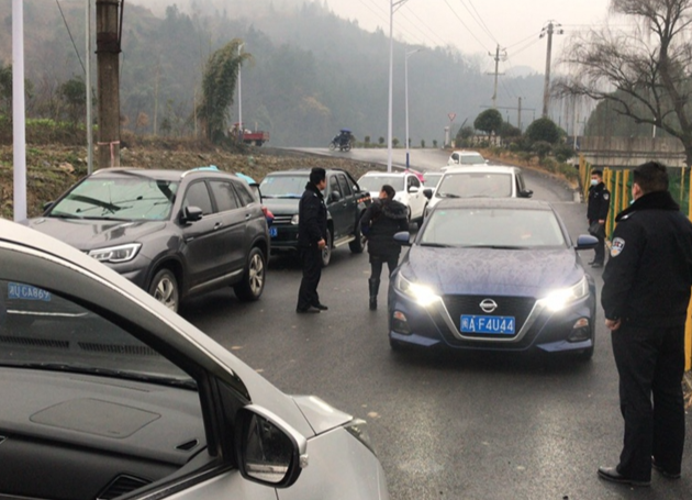 石牌镇开展道路交通联合执法行动