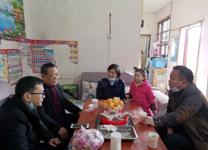 县住房保障服务中心走访慰问老干