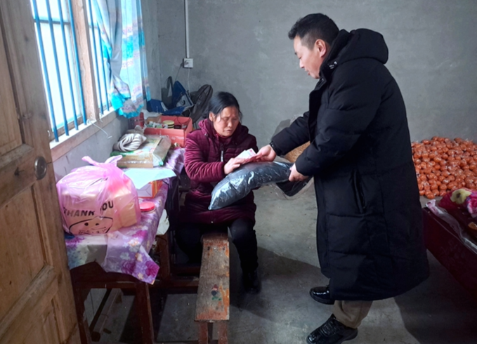 县政协：70件棉衣暖民心