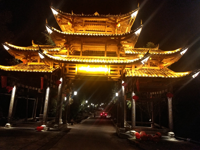惹巴拉景区年味浓 璀璨夜景惹人醉