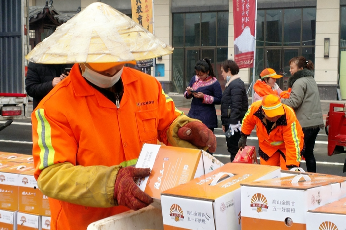 新春走基层|龙山：爱心民营企业为环卫工人春节送温暖