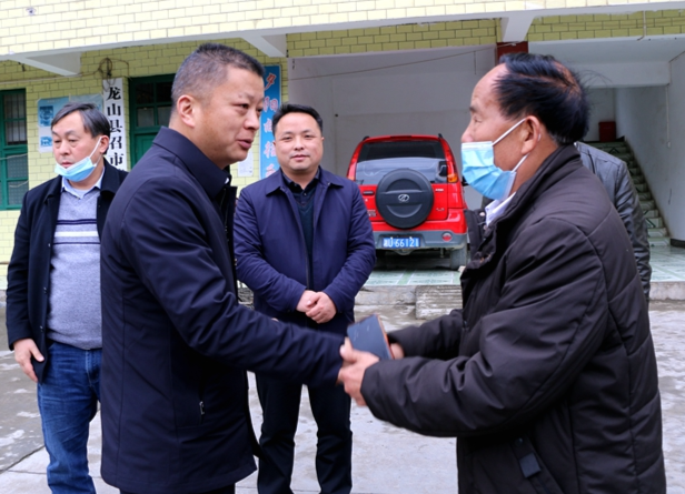 黄勇走访慰问敬老院老人和易地搬迁户