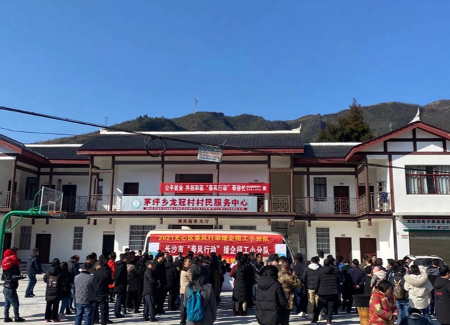 新春走基层丨长沙市“春风行动”龙山站启动 10万余个岗位助农民工就业