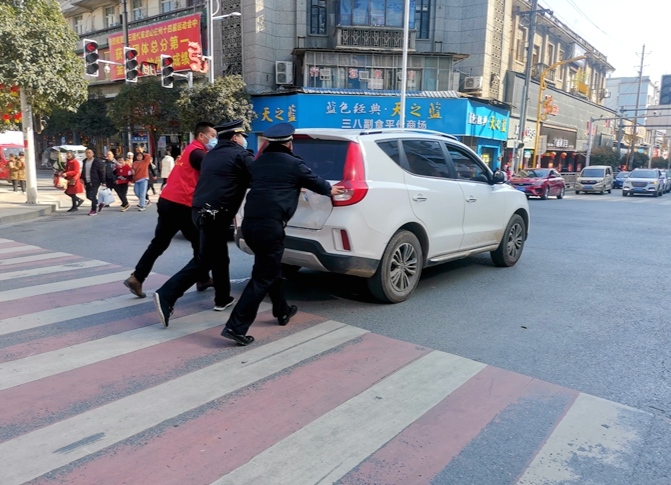 龙山：开展文明交通劝导志愿服务活动