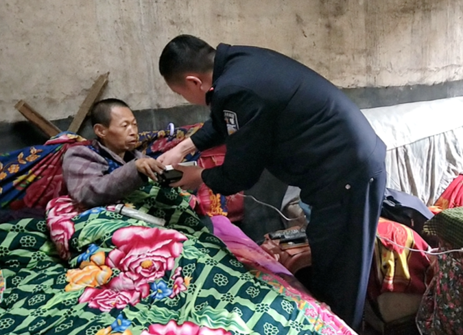 石羔派出所：指纹采集下乡村 方便群众少跑腿
