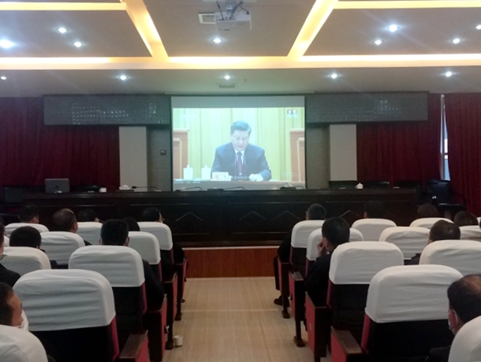 龙山县组织干部职工集中收看全国脱贫攻坚总结表彰大会
