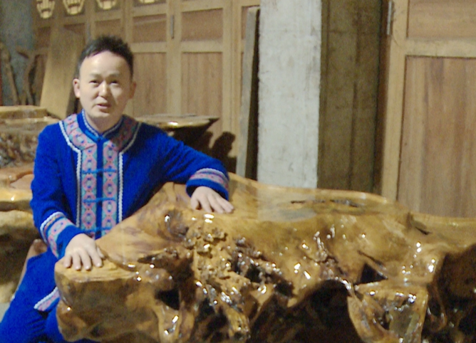 土家小伙候攀：情系“湘西木雕”