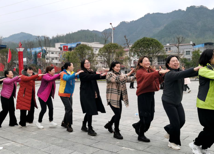 县妇联开展党建系列活动庆祝“三八妇女节”