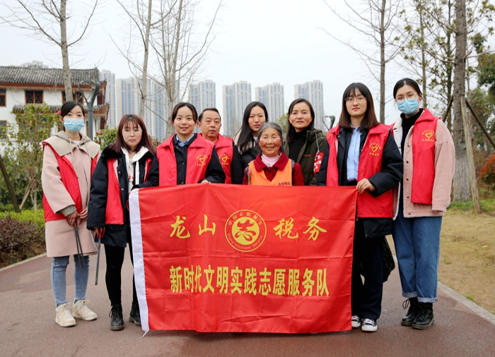 县税务局开展志愿服务活动 践行雷锋精神