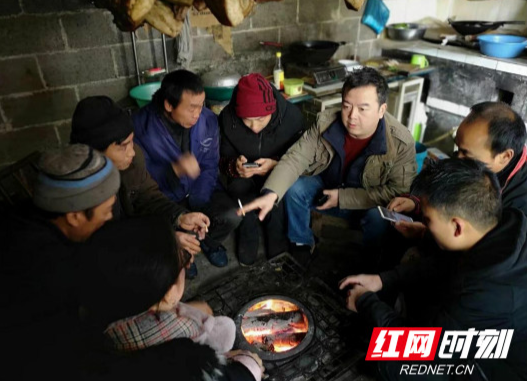 云顶致富路上追梦人——记龙山云顶村第一书记张向阳和扶贫工作队