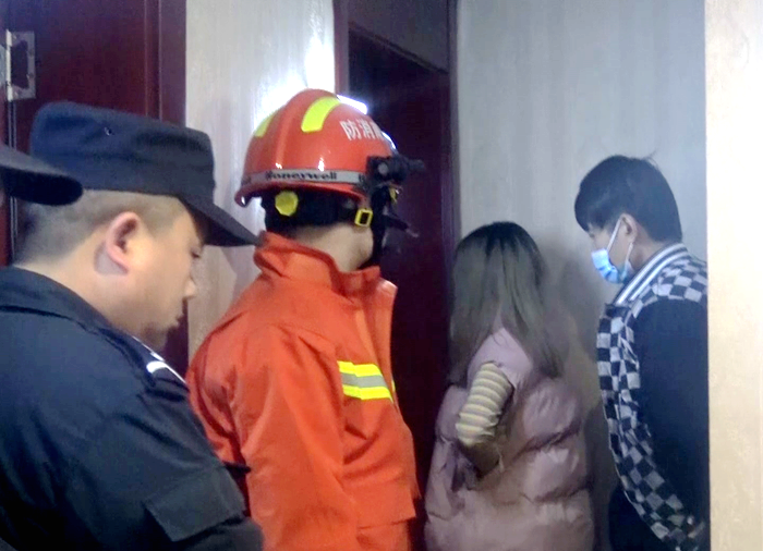 龙山：男子情感受挫扬言跳楼 警民联手成功劝服