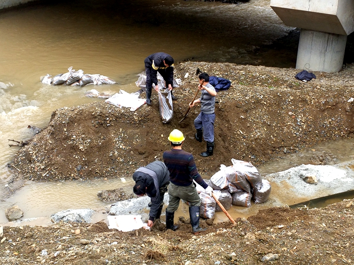 石牌镇桃源村整修河道河堤消除防洪安全隐患