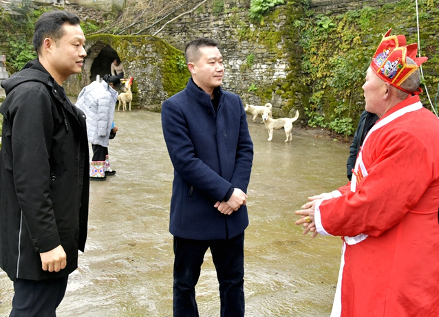 张胜军深入靛房镇调研民族文化保护传承发展工作