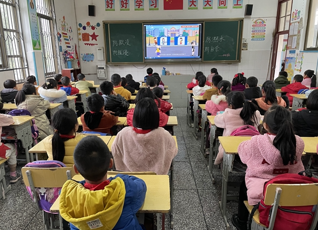 里耶小学：守好学生安全防线