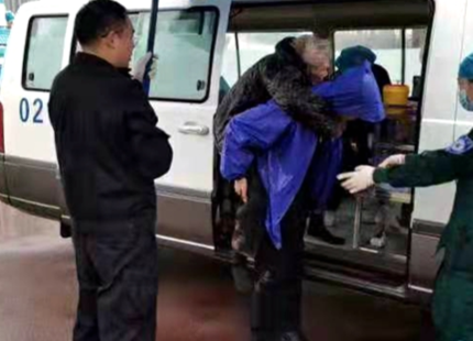 果利河园区：老人突发状况晕倒 保洁保安合力施救