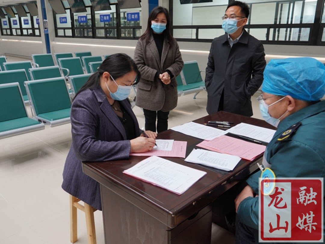 龙山：县领导带头接种新冠病毒疫苗