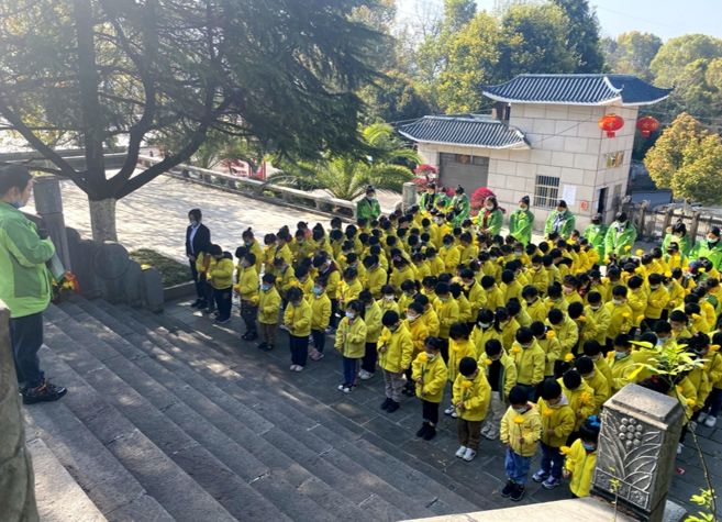 皇仓幼儿园开展“”缅怀革命先烈 弘扬传统文化”祭扫活动