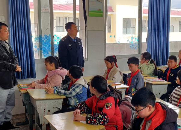 兴隆学校开展学生管制刀具搜查