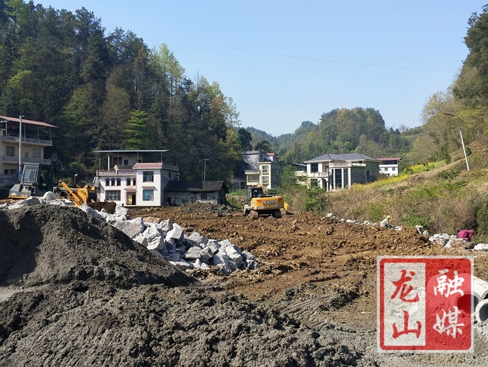 明星社区：整修河道河堤 消除防洪安全隐患