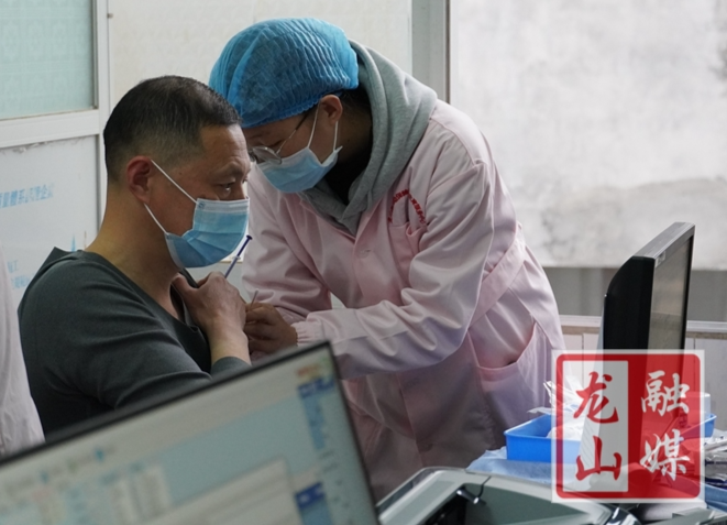 龙山干部群众积极接种新冠疫苗