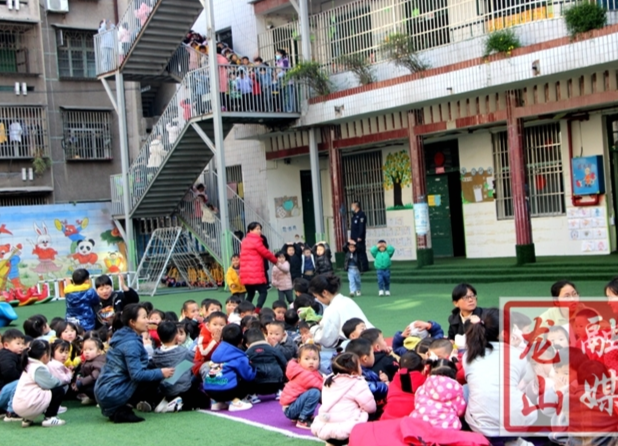 县第三幼儿园开展防震演练活动（图）