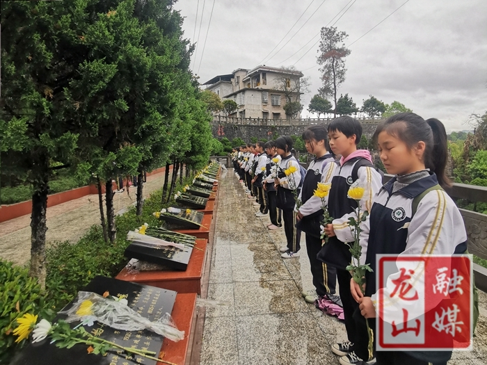皇仓华鑫学校开展扫墓活动