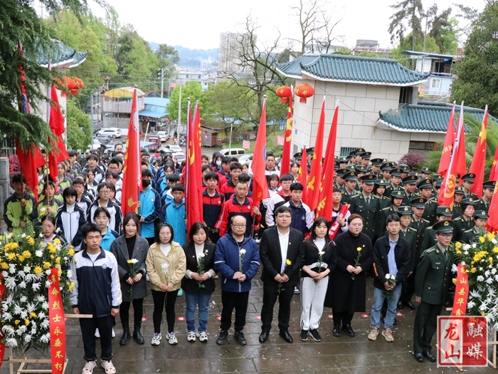 龙山团县委组织学校开展“学党史、强信念、跟党走”清明节祭奠英烈活动