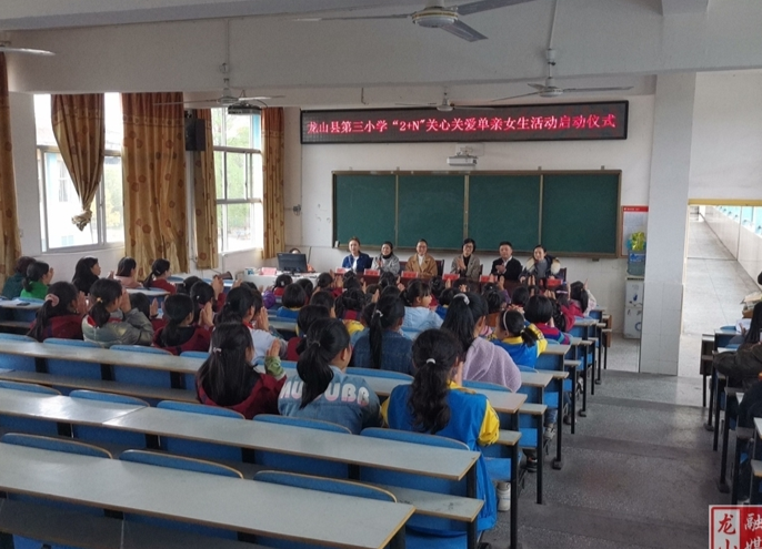 县民政局开展联校宣传关怀活动