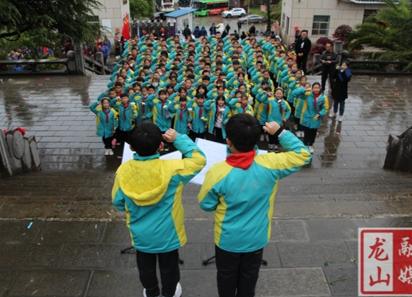 县第五小学开展清明祭扫活动（图）