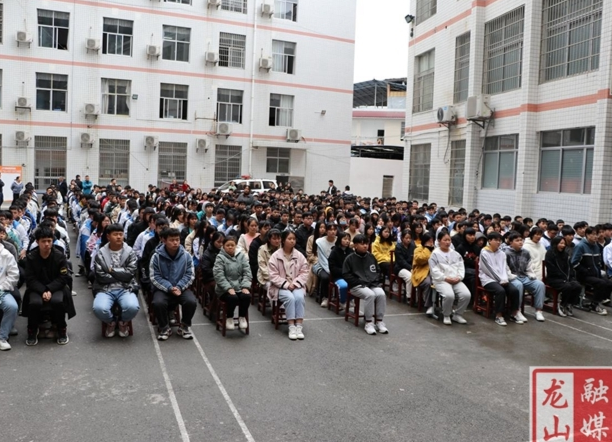 县技工学校开展法制安全教育专题讲座