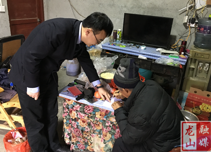 龙山农商行上门服务暖人心
