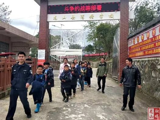 警校携手入户走访保平安（图）